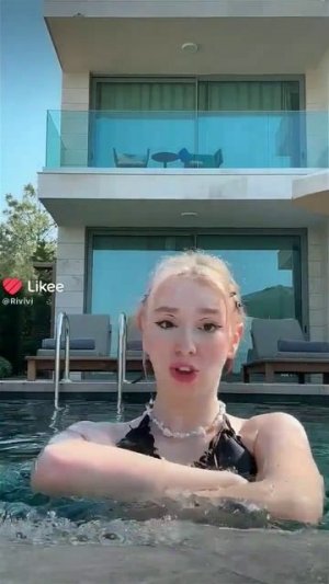 Риви в купальнике