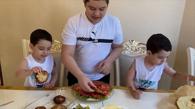 MUKBANG & COOKING: ГОТОВИМ ГИГАНТСКИЙ БУРГЕР И КУШАЕМ 2.06.20 смотреть онлайн