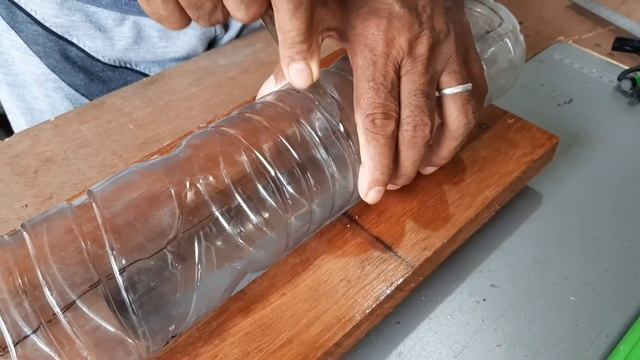 Menanam Bunga Krokot dalam Botol Bekas Buatan Sendiri смотреть онлайн