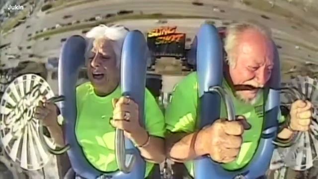 Пожилая парочка на аттракционе рассмешила весь мир до слез! смотреть онлайн