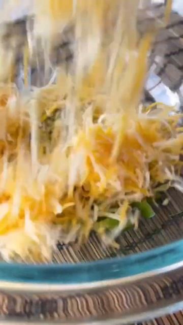 CHEESIEST Jalapeño popper balls recipe to your rescue! #shorts #cheesepull #vegetarian #friedfood смотреть онлайн