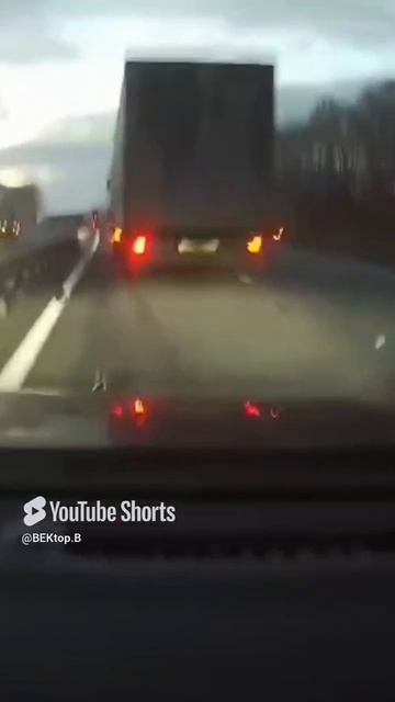 Фура врезалась и скрылась! Опасный момент который может произойти с любым. #авто #авария #фура #дтп