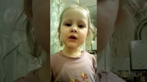 Ксюша ест морепродукты