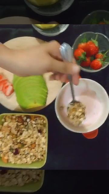 Sữa Chua Hy Lạp Elle & Vire Kết Hợp Cùng Ngũ Cốc Dinh Dưỡng