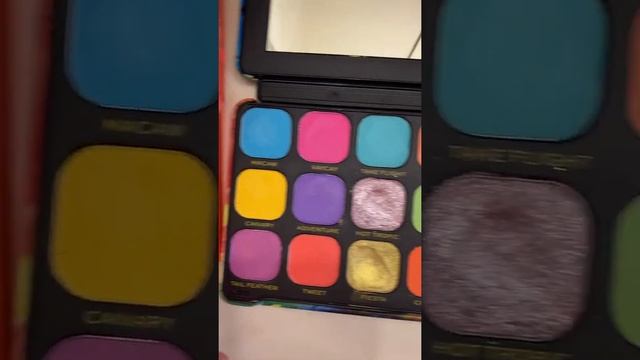 Huda Beauty Neon Palette vs. Makeup Revolution Birds of Paradise Palette смотреть онлайн