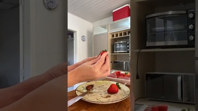 Vocês precisam provar essa combinação de milhões 😎 Tâmara + morango + espresso = Perfeito!!! смотреть онлайн