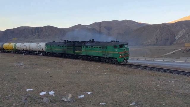 Грузовой тепловоз 2ТЭ10В-4002 преодолевает подъем в 18-20% смотреть онлайн