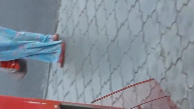 Пьяная женьщина на оствновке смотреть онлайн
