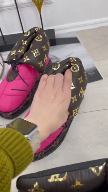 Жіночі модні черевики в стилі Louis Vuitton дутіки колір чорний матеріал плащівка смотреть онлайн