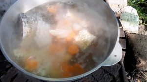 УХА В КАЗАНЕ НА КОСТРЕ 🔥 СУПЕР МЕГА ВКУСНОЕ БЛЮДО! РЕЦЕПТ ОТ ШЕФ-ПОВАРА