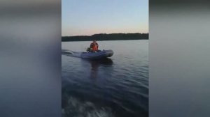 Гонки на лодках по спокойной воде.