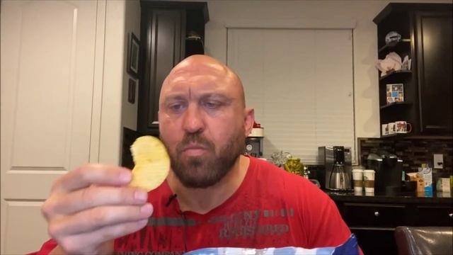 мужик есть чипсы мем смотреть онлайн