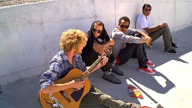 VANS Ams Sing The Hit: Fuzzy WasA Bear