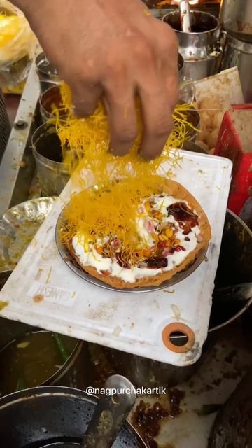 Sindhi Bhaiyo ka Special Pakwan Chat 🤩 for ₹60/- only ❤️ #streetfood #ashortaday #shorts смотреть онлайн