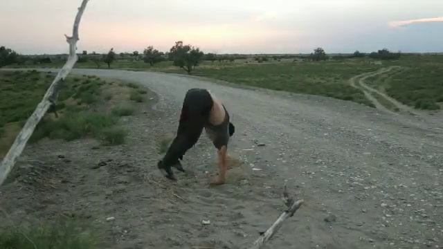 On The Way To Backflip. Monkey/На пути к заднему сальто. А пока макака