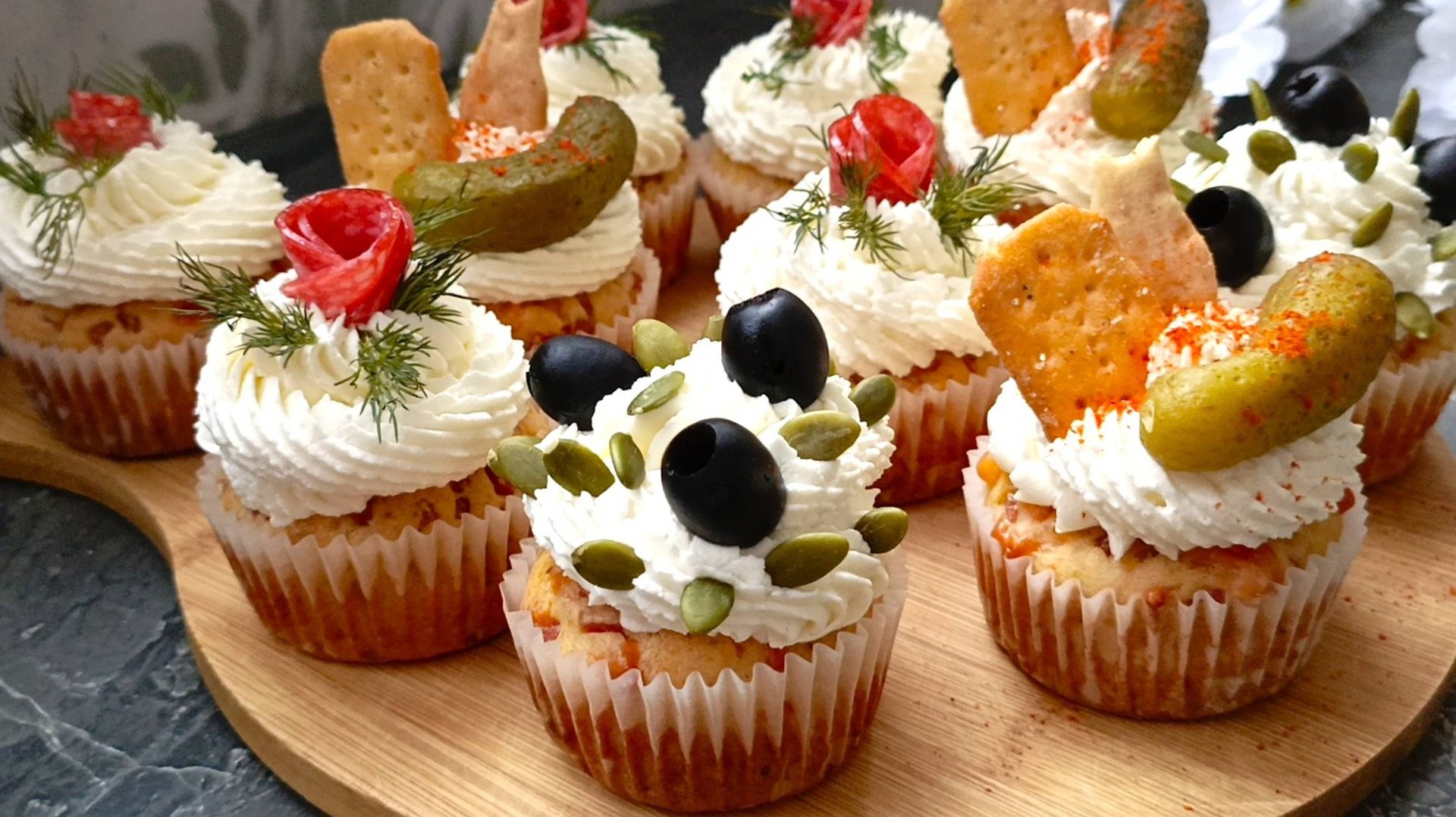 Закусочные капкейки с пышными шапочками из соленого кремчиза