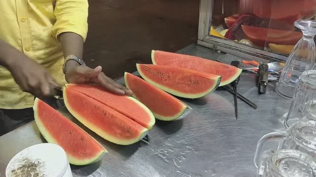 ФРУКТОВЫЙ НИНДЗЯ ИНДИИ | Удивительные навыки нарезки фруктов | Индийская уличная еда смотреть онлайн