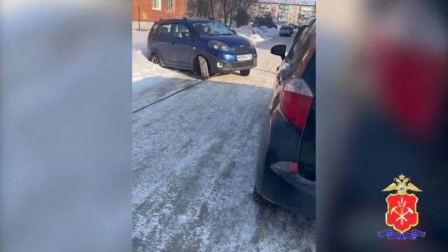 В Новокузнецке полицейские патрульно-постовой службы помогли пожилому водителю смотреть онлайн