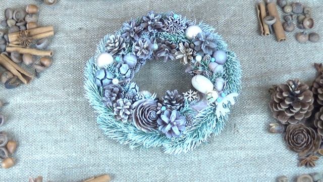 Венок из шишек сосны и кипариса Т40-B5