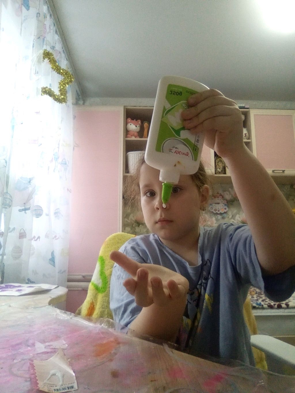 Отдираю клей пва от рук 1 часть