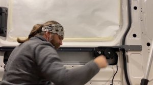 #07 Установка реечного электропривода сдвижной двери Адор Кроко 107 на VW Crafter 2021 автодом