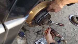 Как поменять колодки ручника Mercedes w201 w124. Parking Brake Shoe Replacement