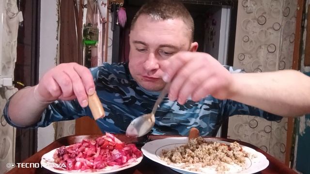 мукбанг/обжор/гречка с сосиской,овощной салат/ смотреть онлайн