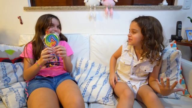 Marina e Elisa e a Nova Babá Esquisita (história engraçada para crianças) Clubinho da Marina e Elis смотреть онлайн