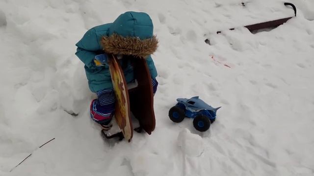 Акула-Мегалодон на площадке! смотреть онлайн