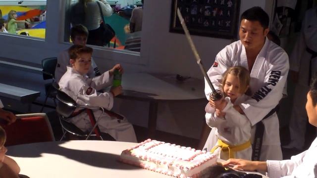 Magnolia Cutting the cake смотреть онлайн
