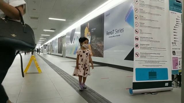 CHIA DAN MAMA PERTAMA KALI NAIK MRT JAKARTA