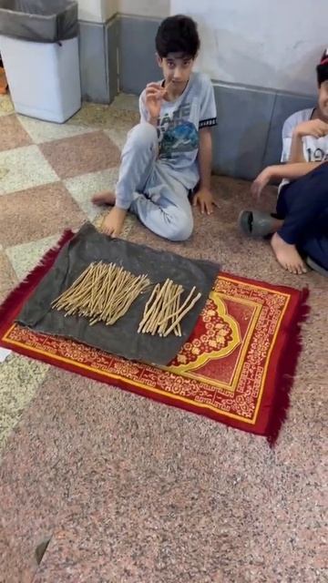 Ребята продают мисвак возле мечети в Мекке/Children sell midway near mosque in Mecca 🕋 смотреть онлайн