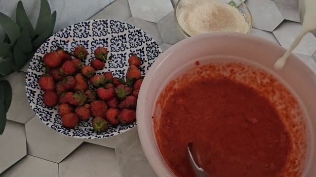 Йогурт из клубники всего лишь из трех ингредиентов! смотреть онлайн