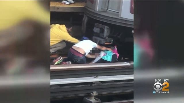 Girl Survives After Father Jumps In Front Of Train, Pulling Her With Him смотреть онлайн