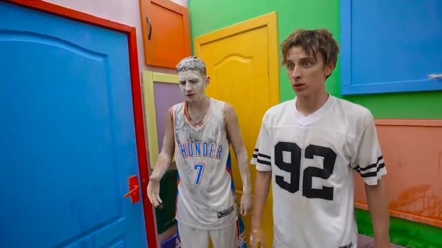 ВИДЕО НАОБОРОТ: 100 ТАЙНЫХ ДВЕРЕЙ и ТОЛЬКО ОДНА ТЕБЯ СПАСЕТ !😄 смотреть онлайн