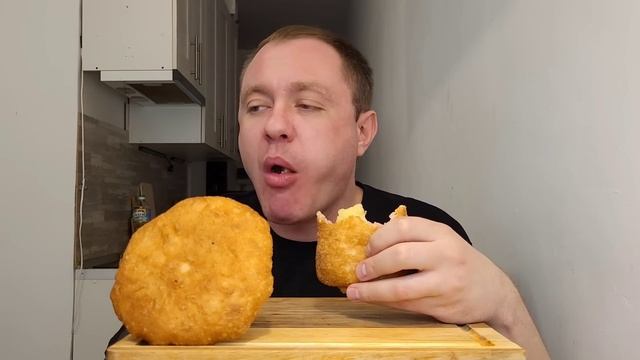 МУКБАНГ. ОБЖОР. БЕЛЯШИ С ГОВЯДИНОЙ ХРУСТЯЩИЕ, ПИРОЖОК С СОСИСКОЙ И КАРТОШКОЙ, АСМР. MUKBANG. смотреть онлайн