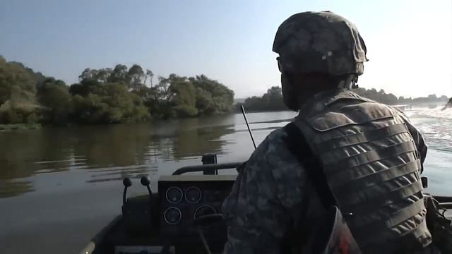 Soldiers Construct Floating Bridge (Improved Ribbon Bridge) смотреть онлайн