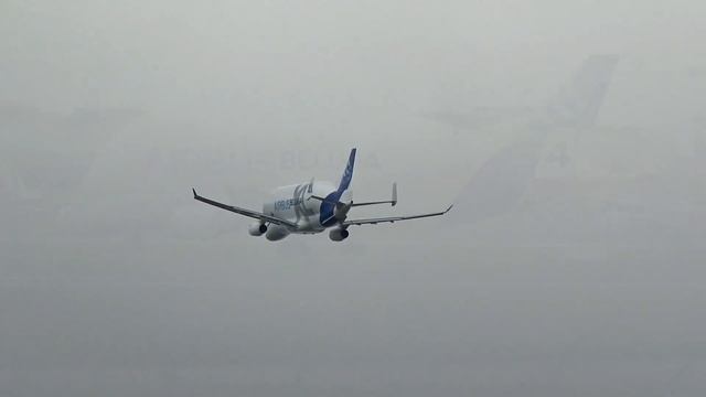 Airbus Beluga at Toulouse airport смотреть онлайн