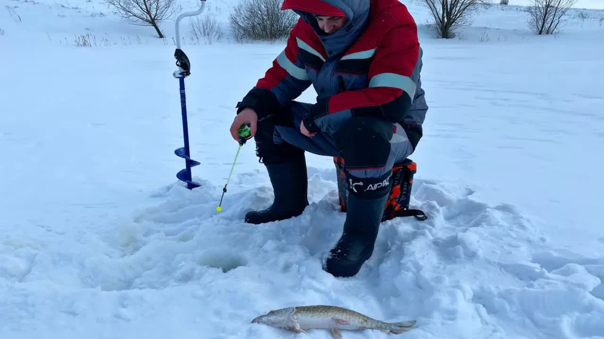 ЩУКА СЛОМАЛА УДОЧКУ!!Рыбалка на БАЛАНСИР!!Трудовая рыбалка в феврале!! смотреть онлайн