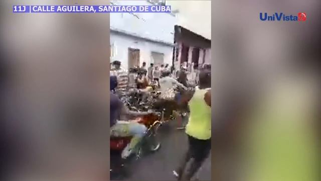 ¡Libertad!, gritaban los manifestantes en la calle Aguilera en Santiago de Cuba #SOSCuba смотреть онлайн