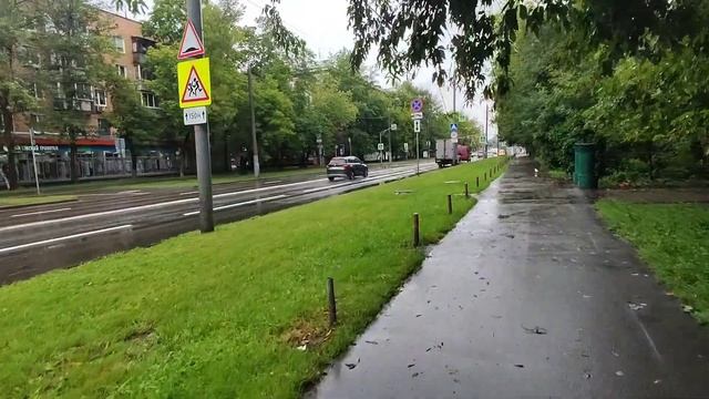 На велосипеде под дождём в бабушкином плаще 😂 смотреть онлайн