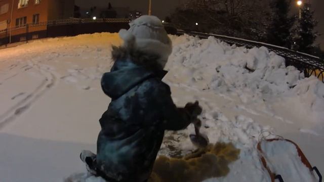 Гуляем возле ГЦДТ с Мисс Виталиной в Стране Лошадей строим убежище