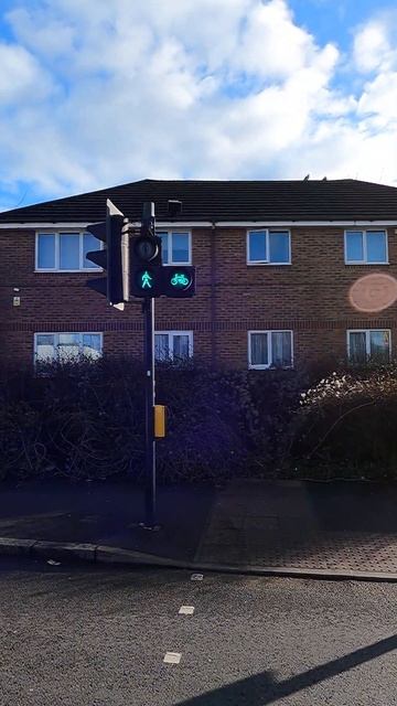 Luton: Marsh Road B579, PEEK Elite Traffic Lights Toucan Crossing смотреть онлайн