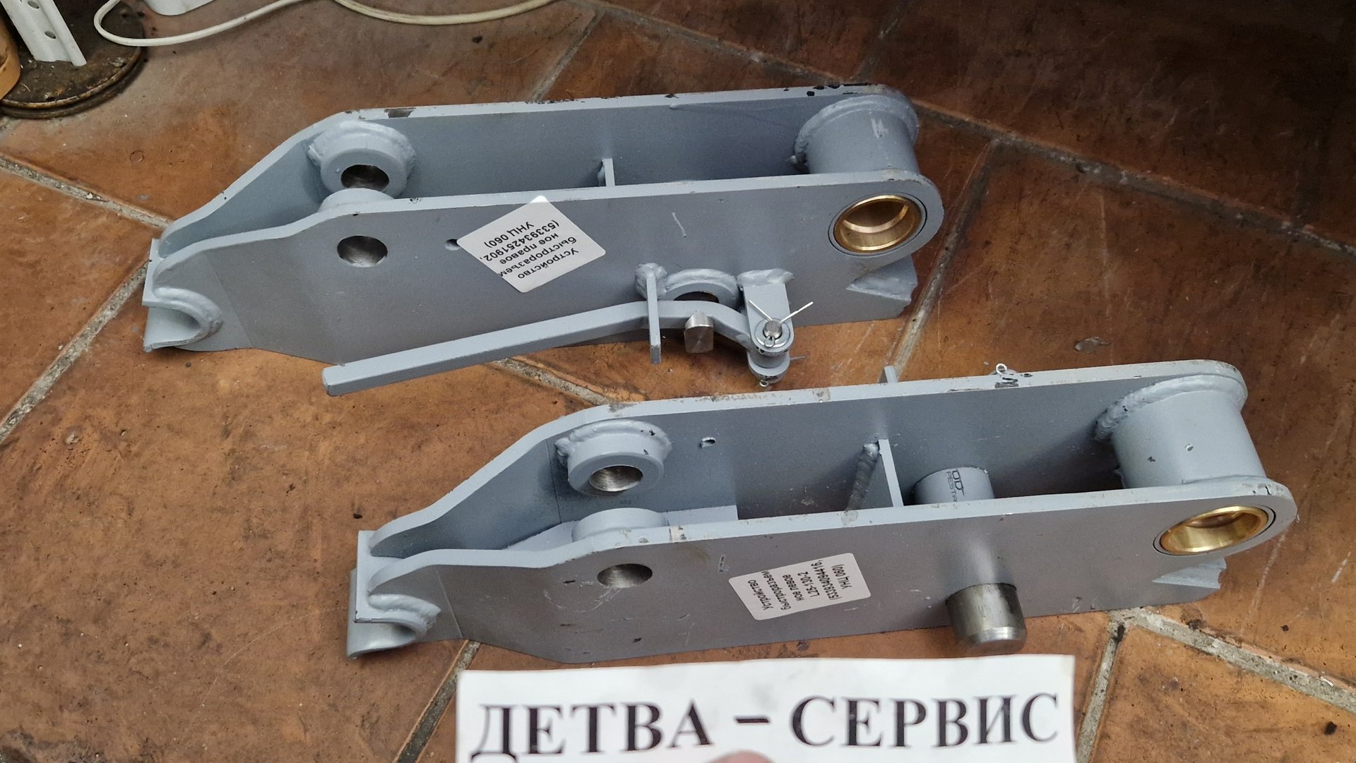 Погрузчик UNC 060 болтается ковш, какое решение ? Какая поменять пальца и втулки UNC 060 ?