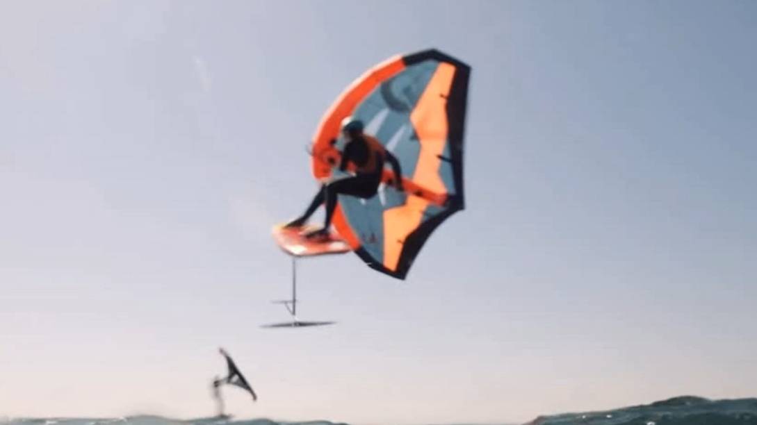 GLOW TIDE – Freestyle Wingfoil In Golden Light