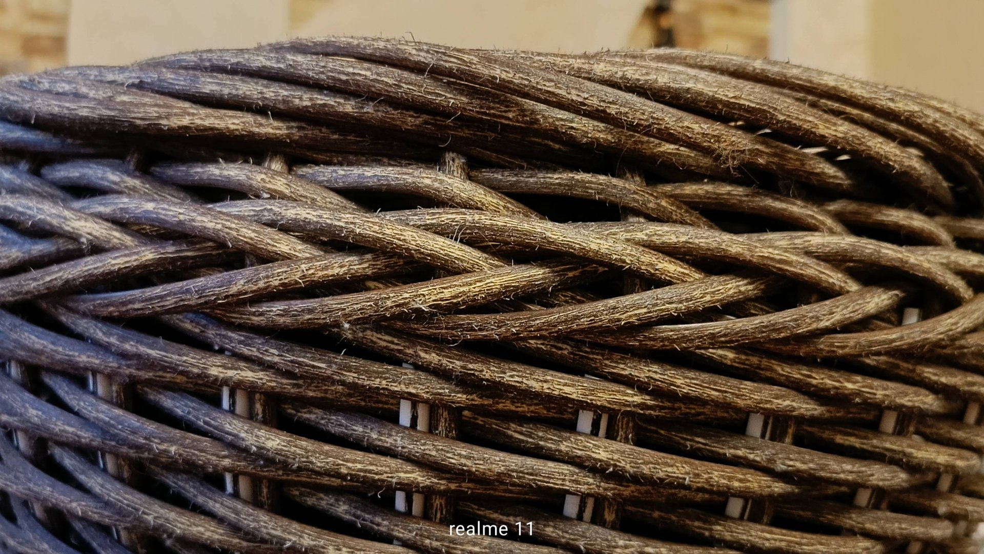 Косичка из ротанга. Простой метод плетения для начинающих. смотреть онлайн