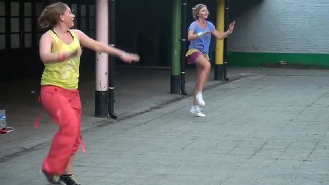 Zumba a LIege - Merengue - Estoy Enamorao - Bip - Megamix 35 Zumba Fitness смотреть онлайн