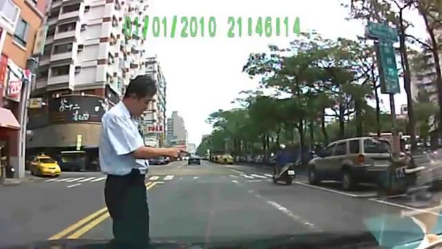 Подстава пешехода   Мальчик прыгнул на машину