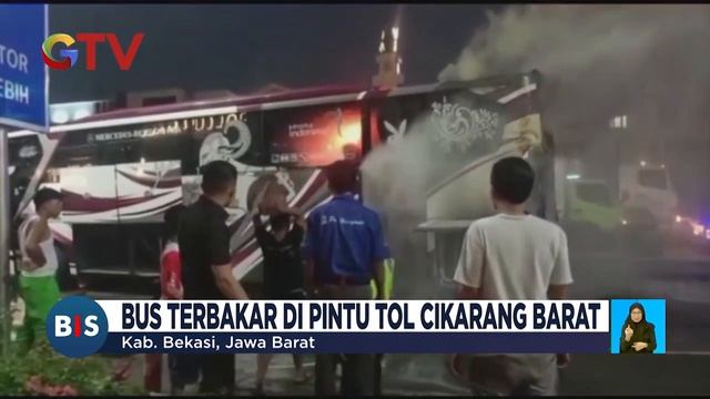 Diduga Korsleting, Sebuah Bus Terbakar Di Pintu Tol Cikarang Barat
