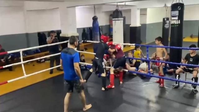 Старший исполняет ( Тайский бокс «Сулак») смотреть онлайн